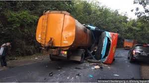 Kali ini terjadi kecelakaan maut di jalan raya lintas sumatera. 9 Fakta Tabrakan Maut Bus Vs Truk Tangki Di Lampung Kepala Truk Masuk Badan Bus 8 Penumpang Tewas Halaman 3 Warta Kota
