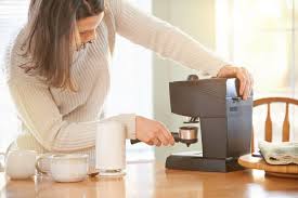 Replace the carafe on the plate then turn the coffee maker on. Ovh20zwabsbgjm