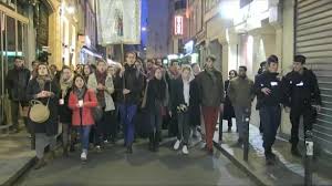 Fichier:notre dame de paris roof damage aerial.webm. Video Incendie De Notre Dame Des Centaines De Personnes Dans Les Rues De Paris Pour Une Veillee De Priere Lci