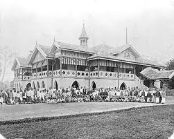 Victoria institution je nejstarší střední škola v kuala lumpur v malajsii a byla pamětní školou částečně financovanou z veřejného předplatného určeného k postavení stálého památníku na památku zlatého výročí královny viktorie v roce 1887. Fwd Fw Down Memory Lane Kuala Lumpur