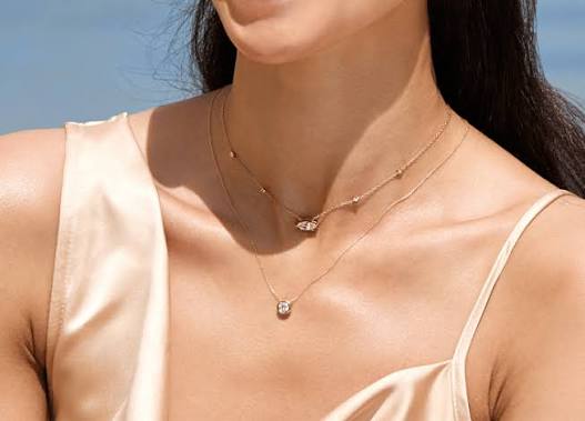 Why Yellow Gold Diamond Pendants Never Go Out of Style