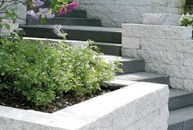 Eine gartenmauer aus natursteinen oder leichtbetonsteinen lässt sich problemlos auch selbst errichten. Produktportfolio Ehl Ag Pflastersteine Betonstufen Palisaden