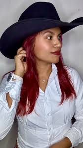 Cuando entra mi esposo al cuarto y me ve con sombrero 🫠