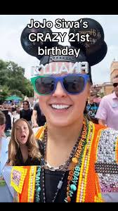 Miranda Lambert scolds fans for taking selfies #mirandalambert #mirand...