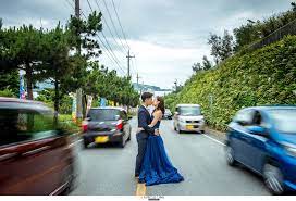 拍攝這張照片的時候 確實是戰戰兢兢 車來車往的關係 要極速拍攝一張令自己滿意的照片不是易事 當地人見到我們進行拍攝 怕會有所影響 會把車子步伐減慢下來 滿滿的人情味啊 歡迎查詢 pre wedding photos pre wedding wedding photos