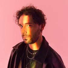 leon.musique releases his début single “Basique” ! After achieving success  with his band Delta, Léon returns with a solo project. His music, sometimes  intense and explosive, sometimes soft and nostalgic, brings him