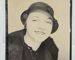 Vintage Photo Booth Picblack Woman Side Glancefur Collar