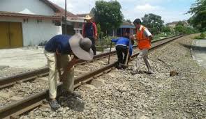 Jalan rel kereta api (uk: Foto Rel Kereta Api Pekerja Pt Kai Rawat Jalur Besi Kereta Api