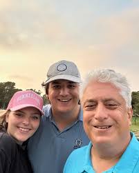 Daren Deleon's Instagram, Twitter & Facebook