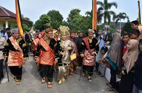 Web site berita islam indonesia, berita jihad dan berita dunia islam. Infopublik Tampil Beda Bupati Agam Kenakan Pakaian Adat Saat Lepas Pawai Alegoris