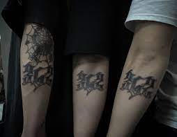 歃血為盟 為了部落我們刺了一樣的刺青 從今以後狼若回頭 必有原由 贏要一起狂 輸要一起扛 魔獸世界 非常好玩