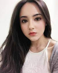 Drama ini menampilkan sekali lagi zul ariffin sebagai hero dalam slot akasia dan akan bergandingan dengan pelakon baru, faye kusairi. Merecik Habis Pelakon Baru Hana Delisha Bakal Gugat Artis Perempuan Lain