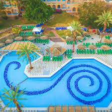 Şezlong ve şemsiyelerle çevrili açık yüzme havuzu yıl boyunca hizmet. Club In Eilat Hotels Die Offizielle Website Fur Touristeninformationen In Israel 6272 Deutsch