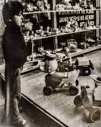 835 Me Gusta 5 Comentarios Mexico Por El Tiempo Mexicoxeltiempo En Instagram Sigue A Eloscardz Un Nino Mirando Una Vitrina De Juguetes Por El Cen I 2020