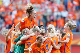 De oranje leeuwinnen, het nederlands vrouwen voetbalelftal, spelen deze wedstrijden. Oranje Leeuwinnen Verslaan Denemarken En Winnen Ek In Eigen Land Trouw