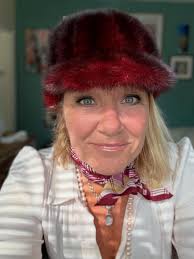 Jaunty hat and glasses combo complete! Thank you Ulka Kulkarni Fab Hats  🙏🦒🎓👓