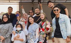 Official youtube channel prilly latuconsinasemua informasi tentang project dan video keseharian aku akan aku publish di channel ini.so. Arya Saloka Berkebun Bareng Prilly Latuconsina Putri Anne Kemana Okezone Celebrity