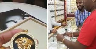 Mike sonko is married and has three daughters namely; Nairobi Governor Sonko Buys His Wife Sh4 3 Million Neckpiece In Dubai Video Mwakilishi Com