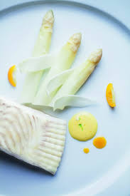 Troncon De Turbot Et Asperges Blanches Au Sautoir Sauce Mousseline Aux Agrumes Par Damien Leroux Recette Recette De Turbot Sauce Mousseline Recette