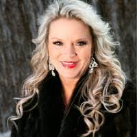 Kelli Watts's Instagram, Twitter & Facebook