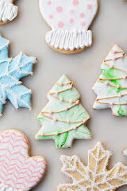 Some fun and easy ideas to decorate christmas sugar cookies using royal icing! How To Decorate Christmas Cookies Video Style Sweet