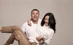 Prewedding casual hijab indoor, prewedding kemeja putih hijab, foto prewedding hijab romantis, prewedding hijab studio, tema prewedding casual outdoor, foto prewedding hijab syari, baju couple foto prewedding unik outdoor muslim casual hijab di gumuk foto prewedding unik foto. Inspirasi Foto Prewedding Unik Abadikan Momen Romantis Bersama Pasangan Dans Media