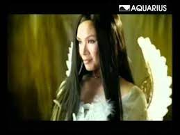 Walaupun jiwaku pernah terluka hingga nyaris bunuh diri wanita mana yang sanggup hidup sendiri di dunia ini. Titi Dj Sang Dewi Official Video Dewi