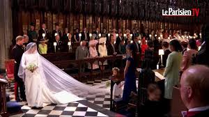 Dans la pochette de satin que pippa garde. Mariage Princier L Arrivee De Meghan Markle Et Du Prince Harry Youtube