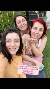 Merve dizdar zeynep dizdar kardeş mi? Masumlar Apartmani Nin Gulben I Annesiyle Pozunu Paylasti Hik Demis Burnundan Dusmus Foto Galerisi