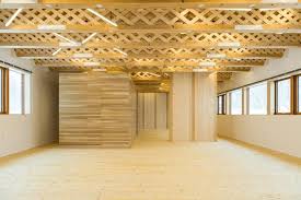 北海道下川町是一個町面積有九成都是森林的城市 因此町政府與探索木造建築的新可能性的建築家集團 team timberize 在北海道擁有廣大森林的王子製紙公司三者共同合作 提出了一個 庫頁冷衫建築計畫 下川町的庫頁冷衫辦公室就是這個計畫的第一個成果 home