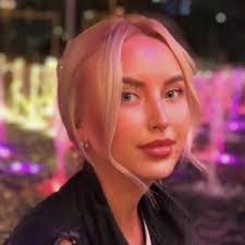 Olivia Dickinson's Instagram, Twitter & Facebook