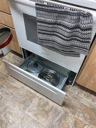 While many people use it to store baking dishes, that's not necessarily its purpose. What Is This Drawer For Under The Oven I Say It S Just Pots And Pans Storage Roommate Argues It S For Broiling Whatisthisthing