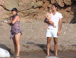 Roger federer does not want to spend too much time watching the mobile phone. Roger Federer Sighting He S Floating Around The Mediterranean With The Wife Kids Tennistoday