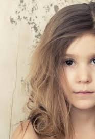 Depuis la mort de sa mère, cette fillette se fait coiffer tous les matins  par la conductrice de bus