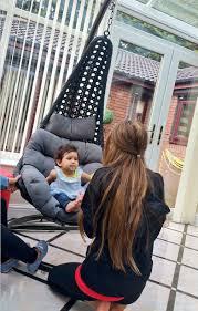 Faryal Makhdoom With Her Daughter Lamaisah Amir Khan On Twitter My Princess Is Having Her Dinner Faryal Makhdoom Hair Shades Instagram Models