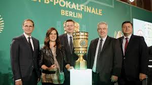 Dfb pokal finale bayer leverkusen fc bayern 2 4 lewandowski trifft doppelt. Olympiasiegerin Witt Tragt Den Pokal Ins Olympiastadion Berlin Dfb Deutscher Fussball Bund E V