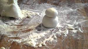 Comme le château de sable, le bonhomme de neige appartient à la catégorie de l'art éphémère. Faire Un Bonhomme De Neige En Pate A Sel Youtube
