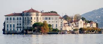 In pochi minuti di auto sono raggiungibili i principali luoghi di interesse turistico, spiagge, piscine e 2 campi da golf. Lago Maggiore Uno Scrigno Di Eleganza Tra Stresa E Cannobio