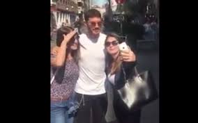 La regina elisabetta è sotto choc per la facilità con cui una completa estranea è. Stefano De Martino Ed Andrea Iannone E Quasi Scontro Tra Gli Uomini Della Rodriguez Voce Di Napoli