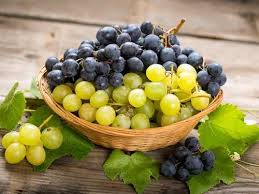 Learn about the number of calories and nutritional and diet information for grapes. Grapes Or Raisins Which Is Healthier The Times Of India