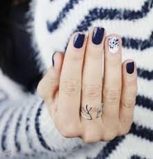 Creo que le queda mejor color miel, pero es cuestión de gustos. Las Mejores 12 Ideas De Unas Color Azul Marino Manicura De Unas Unas Color Azul Disenos De Unas