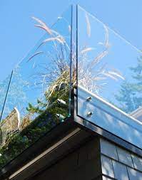 In current modern and contemporary home design trends, glass railing stair designs are commonly found in many homes and have come into focus. Garde Corps Exterieur Sur Le Balcon Designs Et Materiaux Glass Railing Deck Glass Railing Railings Outdoor