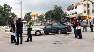 Elaki memeriksa kereta peronda polis. Polis Cedera Dirempuh Penjenayah