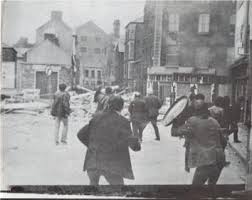 The mural depicts bernadette mcaliskey (devlin at the time) addressing the crowds on the streets of the bogside. Battle Of The Bogside Wikipedia