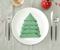 Sterne weihnachten steht vor der tür und da wollte ich euch diese tischdekoidee nicht vorenthalten. Servietten Falten Weihnachten 5 Einfache Anleitungen Und Noch Eine Menge Inspiration