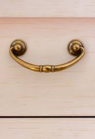 As you can see above there are 2 different size handles on our cabinets so we started with the pulls on the glass cabinets which were placed 8″ from the bottom of the door to the bottom of the hardware. 35 Kitchen Cabinet Hardware Ideas For Every Design Style