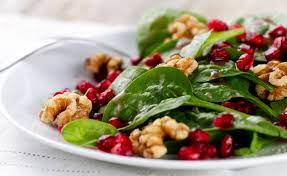 La nostra insalata di polpo veloce renderà più facile la preparazione dei vostri menù per le prossime festività natalizie. Insalata Natalizia Con Chicchi Di Melograno E Spinacini Leitv