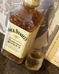 Chilling With Honey Bee Sweeterthanhoney Shots Cool Jackdaniels Chillin Tennesseehoney Thewhiskeycave Nba Liquor Whiskey Jack Daniels Tennessee Honey