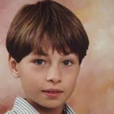 De biecht van de mens achter het hij verhuisde in 2012 naar woestijnvis en maakte er sindsdien verschillende programma's voor vier, zoals de kruitfabriek, het jaaroverzicht live en. 10 Dingen Die Je Moet Weten Over Gilles Van De Mol Elle Be