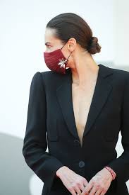 Kasia smutniak ha deciso di creare un filtro via social che consentirebbe di sperimentare l'effetto kasia smutniak non è imbarazzata per la sua vitiligine e anzi, ne va fiera: Giacca Autunno 2020 Il Blazer Chic Di Kasia Smutniak A Venezia77